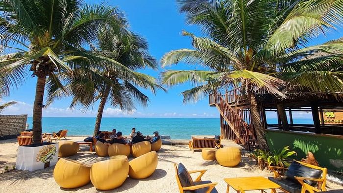 Không gian của Chameleon Beach Bar mang lại cảm giác yên bình bên bờ biển Phan Thiết