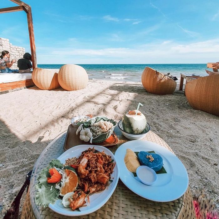 Không gian của Chameleon Beach Bar mang lại cảm giác yên bình bên bờ biển Phan Thiết