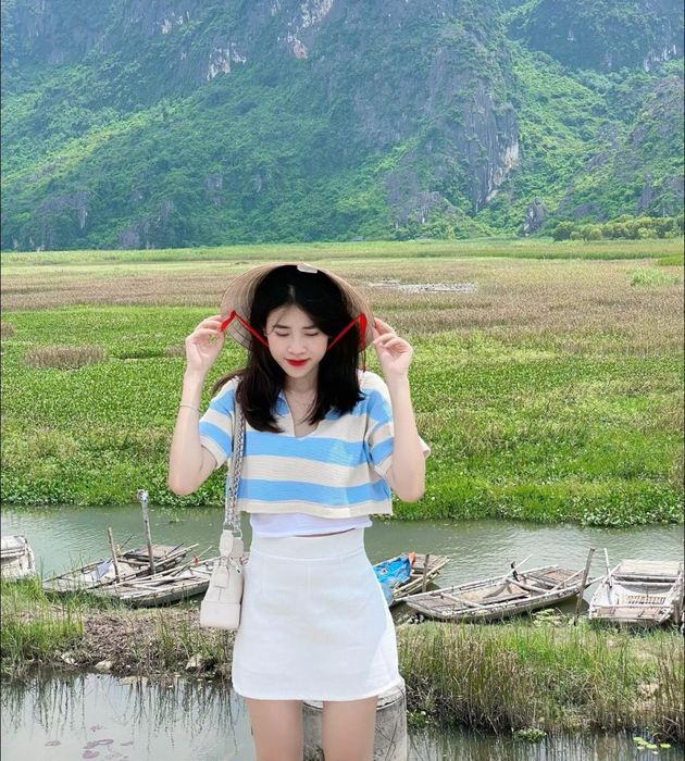 Đầm Vân Long tại Ninh Bình mang theo vẻ đẹp tuyệt vời như một bức tranh huyền diệu