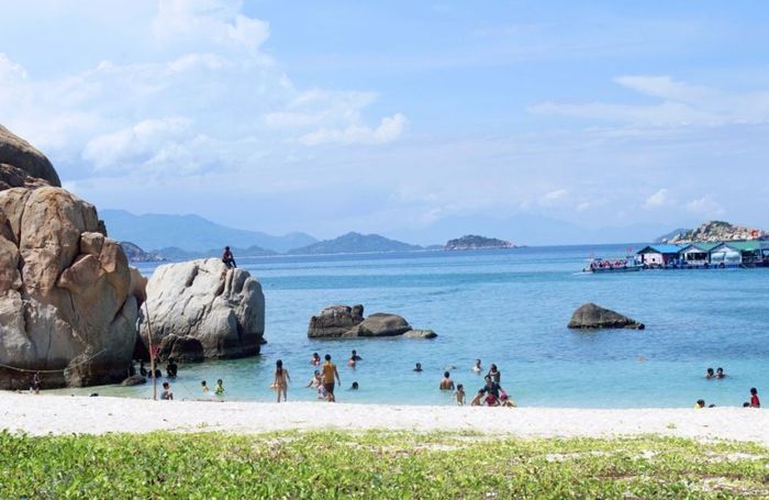 Khám Phá Vẻ Đẹp Hoang Sơ Của Biển Ninh Chữ