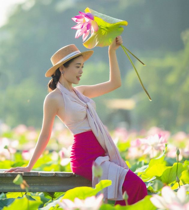 Ninh Bình trong mùa sen vẫn đẹp ngây ngất như một bức tranh tuyệt vời, đầy những nét đặc sắc