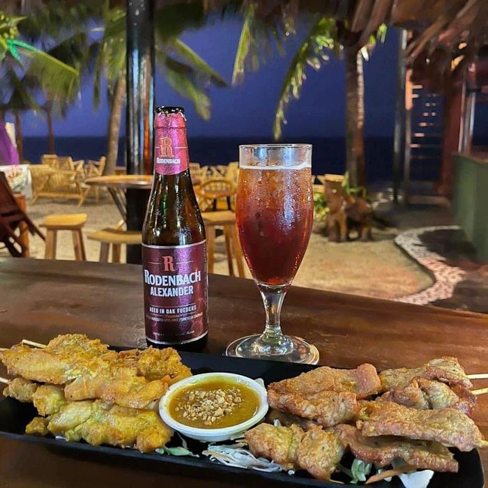 Không gian của Chameleon Beach Bar mang lại cảm giác yên bình bên bờ biển Phan Thiết