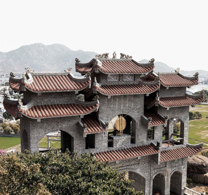 Trùng Sơn Cổ Tự, ngôi chùa nổi tiếng khắp Ninh Thuận, là điểm đến tâm linh đặc biệt.
