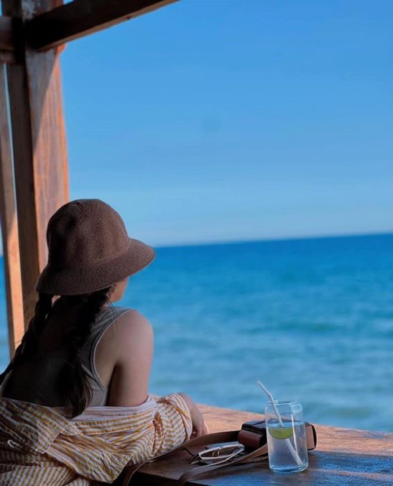Không gian của Chameleon Beach Bar mang lại cảm giác yên bình bên bờ biển Phan Thiết