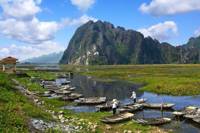 Đầm Vân Long Ninh Bình với vẻ đẹp kỳ vĩ như một tác phẩm nghệ thuật sống động