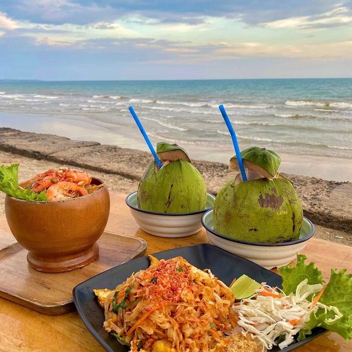 Không gian của Chameleon Beach Bar mang lại cảm giác yên bình bên bờ biển Phan Thiết