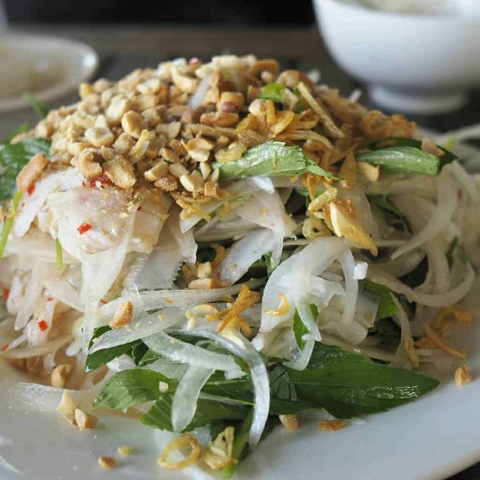Gỏi cá Phan Thiết là một món ăn hấp dẫn để chiêu đãi những người bạn mới, với phương pháp làm tái cá bằng độ chua của chanh và giấm là điểm thú vị của món ăn này.
