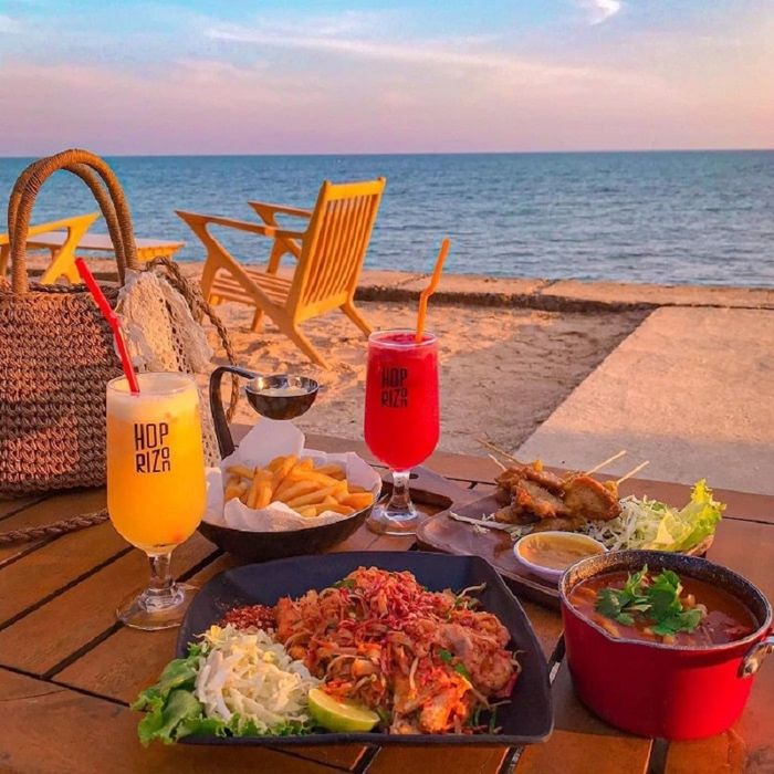 Không gian của Chameleon Beach Bar mang lại cảm giác yên bình bên bờ biển Phan Thiết