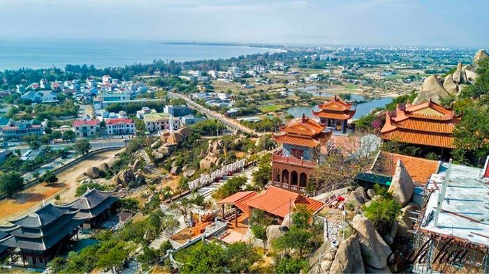 Khám phá vẻ đẹp đặc biệt của Trùng Sơn Cổ Tự, ngôi chùa nổi tiếng rộng rãi tại Ninh Thuận 3