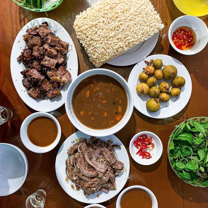 Tại nhà hàng Chính Thư, bạn còn có cơ hội thưởng thức món canh sơn dược thịt dê, một món ăn ngon và bổ dưỡng không thể bỏ qua.