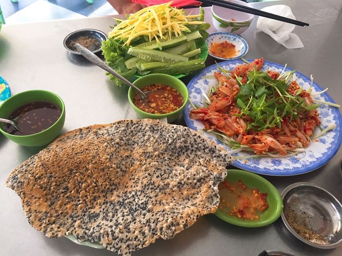 Gỏi cá Phan Thiết là một món ăn hấp dẫn để chiêu đãi những người bạn mới, với cách làm tái cá bằng độ chua của chanh và giấm làm điểm nhấn độc đáo.