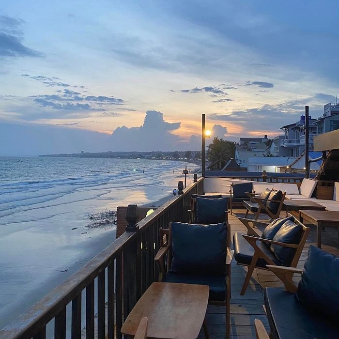 Không gian của Chameleon Beach Bar mang lại cảm giác yên bình bên bờ biển Phan Thiết
