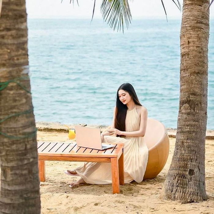 Không gian của Chameleon Beach Bar mang lại cảm giác yên bình bên bờ biển Phan Thiết
