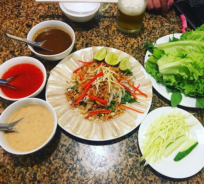 Gỏi cá Phan Thiết là món ăn đặc sắc dành cho những người bạn mới, được phục vụ với phần cá được thái lát mỏng, đã lọc bỏ xương, kèm theo chén nước chấm pha hấp dẫn và các loại rau xanh, dưa leo.