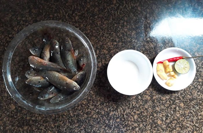 Hương vị đậm đà của món bột mì khuấy chấm nước mắm dằm cá rô đồng thật là ngon khó cưỡng