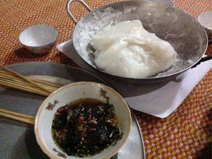 Hương vị đậm đà của món bột mì khuấy chấm nước mắm dằm cá rô đồng thật sự không thể cưỡng lại
