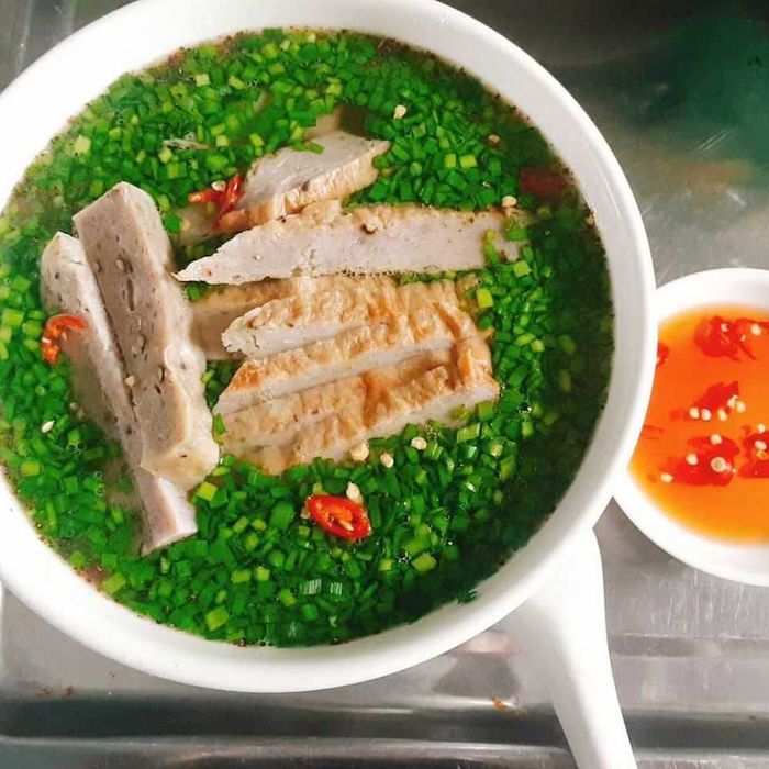 2.3 Quán Xứ Nẫu - Địa chỉ: 222 Trường Chinh, phường 7, Tuy Hòa, Phú Yên - Giờ mở cửa: từ 13h00 đến 22h30 - Giá khoảng từ 25.000 đến 30.000 VNĐ. Quán có uy tín lâu năm và được dân địa phương và du khách đánh giá cao. Bánh canh mềm, thơm mùi gạo, chả cá chiên vàng ngọt nước, kèm theo hẹ tươi ngon là điều không thể bỏ qua.