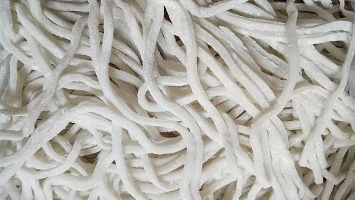 Mang cả hồn biển vào trong từng miếng bánh canh hẹ ở Phú Yên, một đặc sản không thể bỏ qua cho những ai yêu thích hương vị của hẹ.