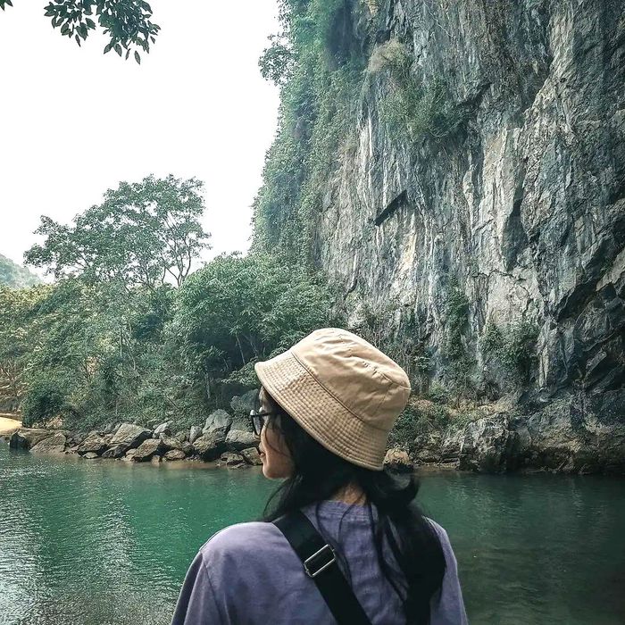 Mang theo mũ rộng và kính râm để bảo vệ làn da và mắt của bạn khỏi tác động của ánh nắng mạnh khi du lịch tại Phong Nha Kẻ Bàng.