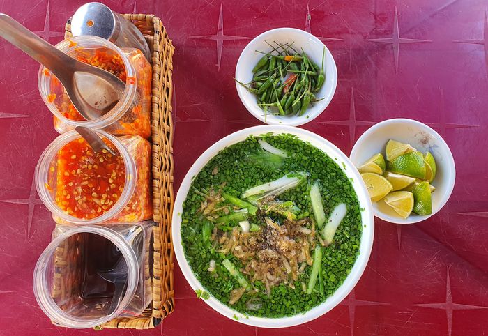 Bánh canh hẹ Phú Yên - Một đặc sản không thể bỏ qua cho những người yêu thích hẹ.