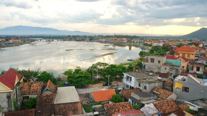 Sông Lý Hoà Quảng Bình là biểu tượng của làng quê yên bình, mộc mạc từ lâu. Khác biệt với Sông Nhật Lệ và các sông khác tại Quảng Bình, tên của sông này thường thay đổi theo thời gian và không cố định. Thay vì gọi tên thật của sông, người dân địa phương thường dựa vào tên ngôi làng mà sông uốn lượn qua. Trải qua hơn 700 năm lịch sử, Làng Lý Hoà Quảng Bình đã thay đổi tên nhiều lần, từ Dĩ Lý, Lý Ninh, Thuận Cô, rồi mới đến tên hiện tại.
