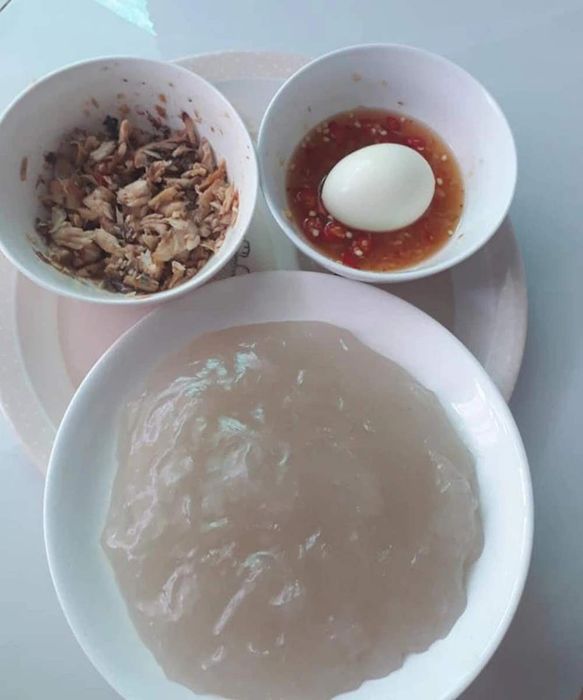 Hương vị đậm đà của món bột mì khuấy chấm nước mắm dằm cá rô đồng thật là ngon khó cưỡng