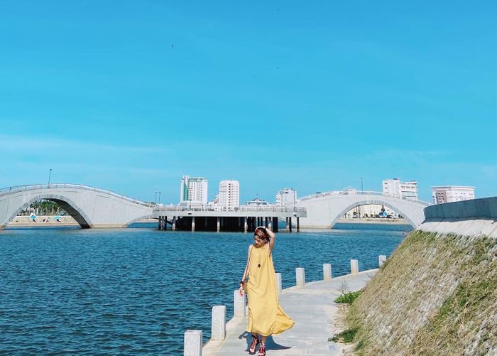 Khám phá vẻ đẹp cuốn hút của Hồ Điều Hoà Hồ Sơn - Điểm đến khiến lòng người phải trải lòng