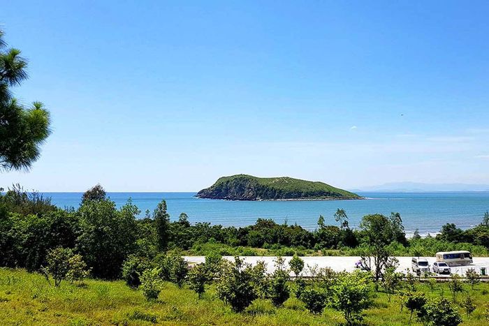 Vũng Chùa - Đảo Yến Quảng Bình, mảnh đất yên bình gợi lên cảm giác mê đắm cho bất kỳ ai ghé thăm.