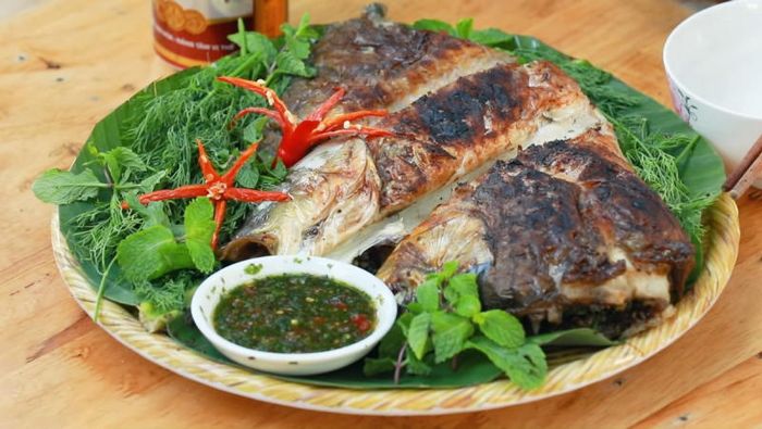 Thưởng thức món Pa Pỉnh Tộp, một trong những đặc sản cá nướng mắc khén trứ danh