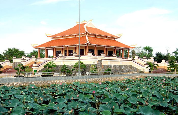 Dừng chân tại Đền thờ Bác Hồ Cù Lao Dung để tôn kính vị lãnh tụ vĩ đại lần thứ 2