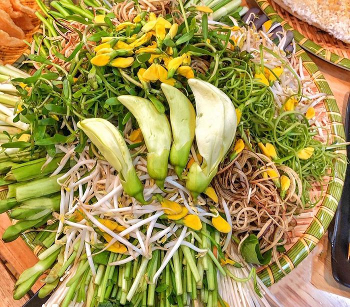 Thưởng thức hương vị đặc trưng của Lẩu mắm Sóc Trăng, một đặc sản nổi tiếng không chỉ trong vùng mà còn được biết đến xa xôi.