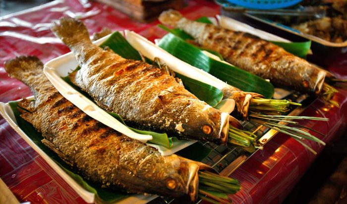 Thưởng thức món Pa Pỉnh Tộp, một trong những đặc sản cá nướng mắc khén trứ danh
