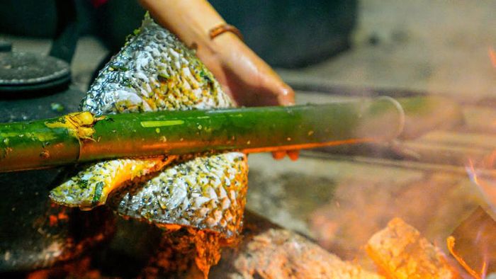 Thưởng thức món Pa Pỉnh Tộp, một trong những đặc sản cá nướng mắc khén trứ danh
