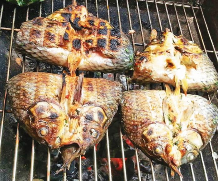 Thưởng thức món Pa Pỉnh Tộp, một trong những đặc sản cá nướng mắc khén trứ danh