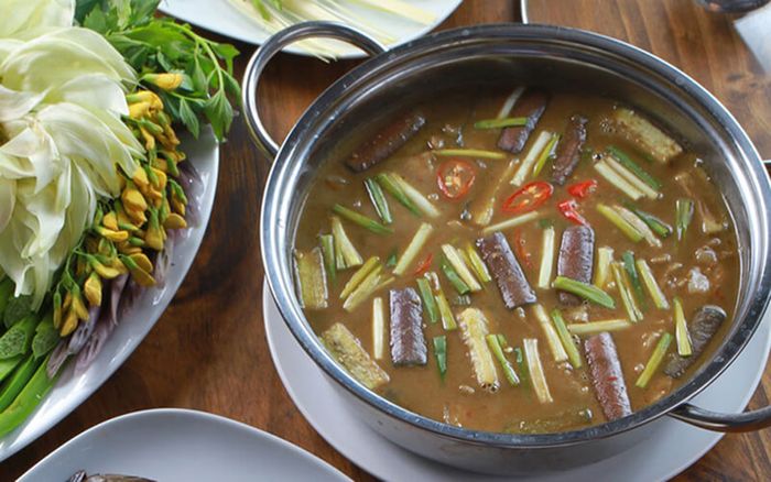 Hãy thưởng thức hương vị đậm đà của Lẩu mắm Sóc Trăng, một trong những đặc sản nổi tiếng không chỉ trong vùng mà còn được biết đến xa xôi.