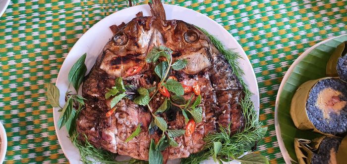 Thưởng thức món Pa Pỉnh Tộp, một trong những đặc sản cá nướng mắc khén trứ danh