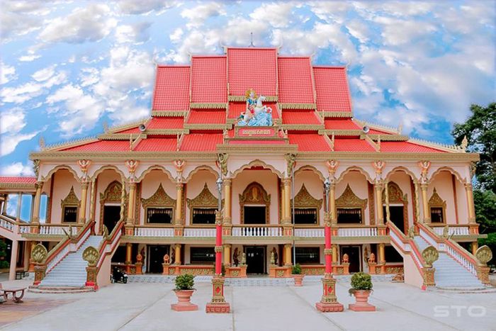 Khi viếng thăm chùa Sala Phôthi Sêrây Sakô, bạn sẽ nghe kể về truyền thuyết về cá Ông.