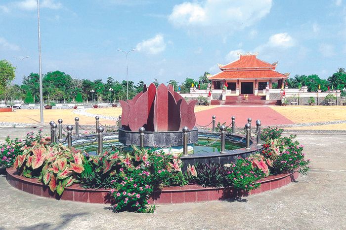 Dừng chân tại Đền thờ Bác Hồ Cù Lao Dung để viếng thăm vị lãnh tụ vĩ đại lần thứ 5