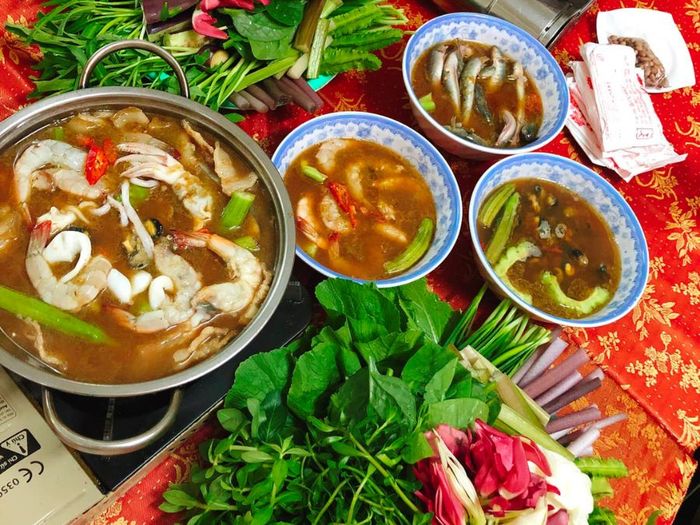 Khám phá hương vị đặc biệt của Lẩu mắm Sóc Trăng, một trong những đặc sản nổi tiếng không chỉ trong vùng mà còn được biết đến xa xôi.