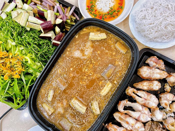 Khám phá hương vị đặc biệt của Lẩu mắm Sóc Trăng, một trong những đặc sản nổi tiếng không chỉ trong vùng mà còn được biết đến xa xôi.