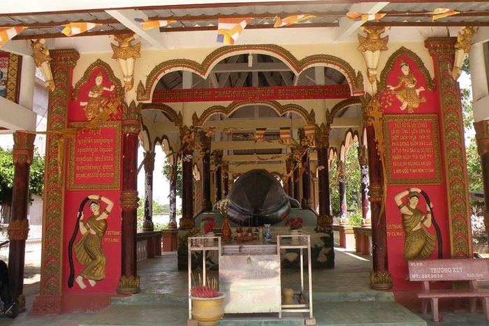 Khi viếng thăm chùa Sala Phôthi Sêrây Sakô, bạn sẽ nghe kể về truyền thuyết về cá Ông.