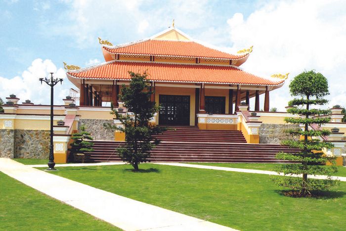 Dừng chân tại Đền thờ Bác Hồ Cù Lao Dung để viếng thăm vị lãnh tụ vĩ đại lần thứ 4