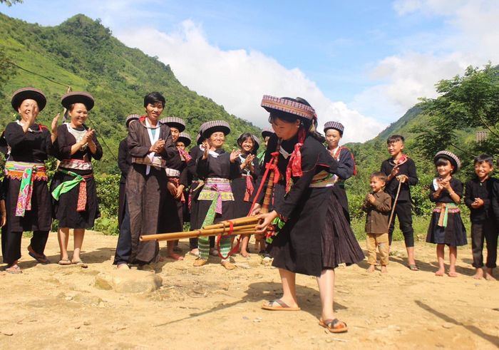 Chợ tình Sapa - Vẻ đẹp truyền thống của người Mông vùng Tây Bắc 2