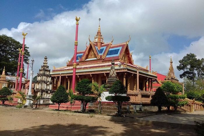 Khi viếng thăm chùa Sala Phôthi Sêrây Sakô, bạn sẽ nghe kể về truyền thuyết về cá Ông.