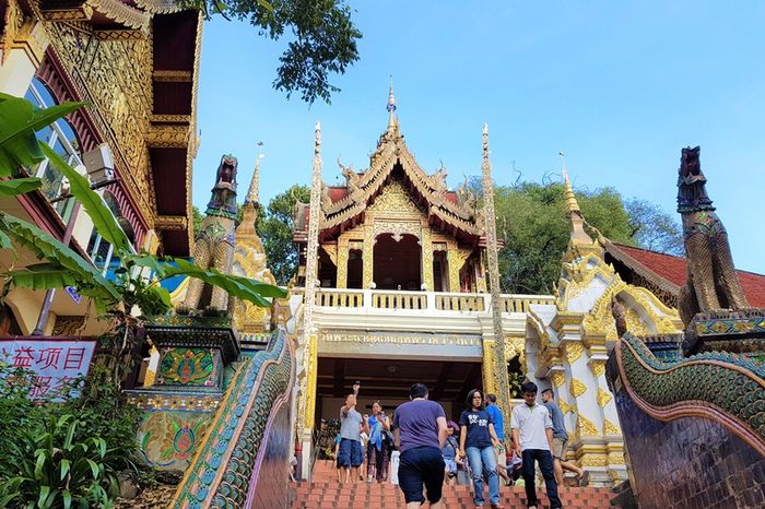 Wat Phra That Doi Suthep tỏa sáng với ánh vàng trên dốc núi Chiang Mai 9