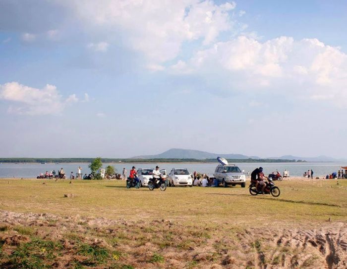 Đặt chân đến Suối Bà Chiêm, thả mình vào dòng nước trong xanh