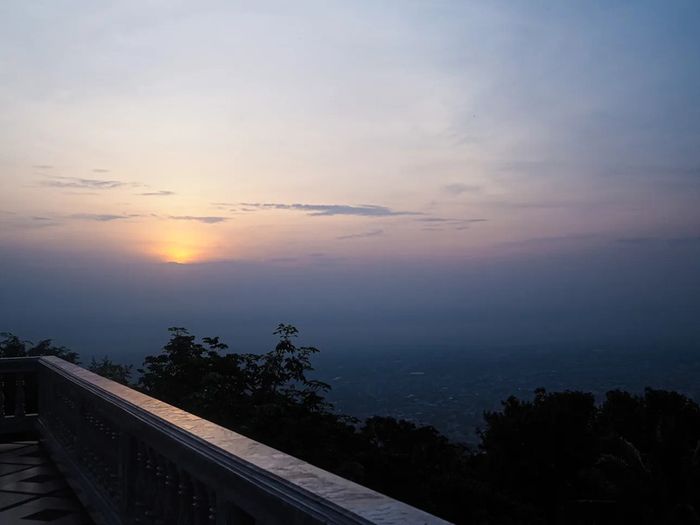 Wat Phra That Doi Suthep tỏa sáng với ánh vàng trên dốc núi Chiang Mai 8