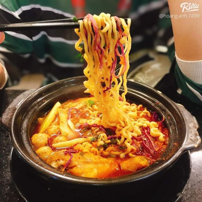 Tham gia cùng đám bạn thân thưởng thức đồ ăn vặt tại Ngõ Vàng Anh 7