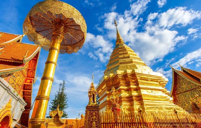 Wat Phra That Doi Suthep tỏa sáng với ánh vàng trên dốc núi Chiang Mai 5