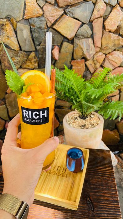 Hãy ghé thăm Rich Coffee and Cake vào mỗi tối để trải nghiệm không gian lung linh